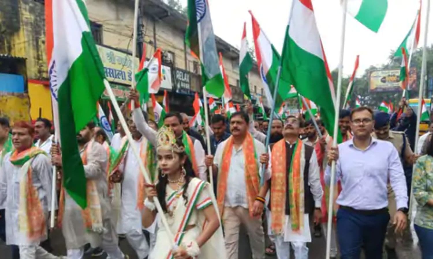 Katni Tiranga Yatra : बारिश के बीच निकली तिरंगा यात्रा, सांसद वीडी शर्मा भी तिरंगा लेकर शामिल; गूंजी भारत माता की जय