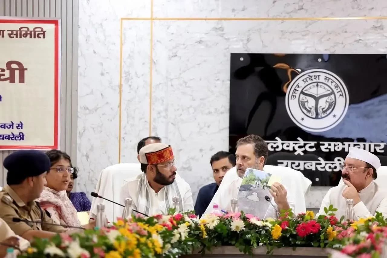 ‘सरकार पैसे दे रही तो काम क्यों नहीं हो रहा?’, राहुल गांधी ने मीटिंग में अधिकारियों से मांगा जवाब