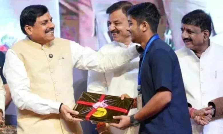 मोहन सरकार का युवाओं पर बड़ा दांव: 1.22 लाख छात्रों को लैपटॉप के लिए मिलेंगे 25-25 हजार रुपये