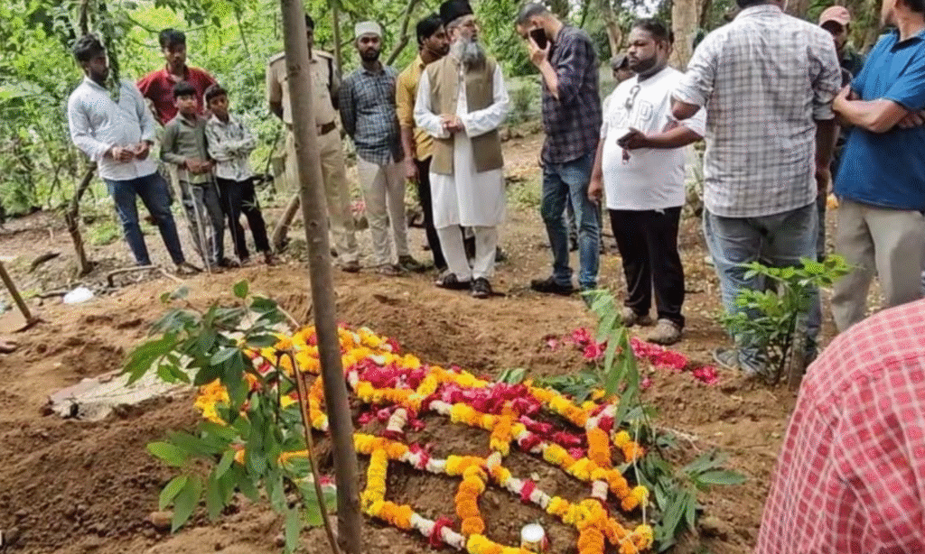 Khandwa News : कब्रिस्तान में तंत्र-मंत्र से दहशत