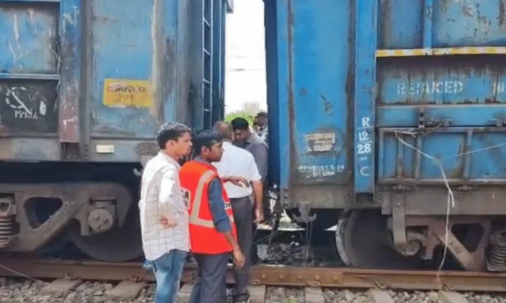 Katni News : रेलवे आउटर पर मालगाड़ी के डिब्बे पटरी से उतरे