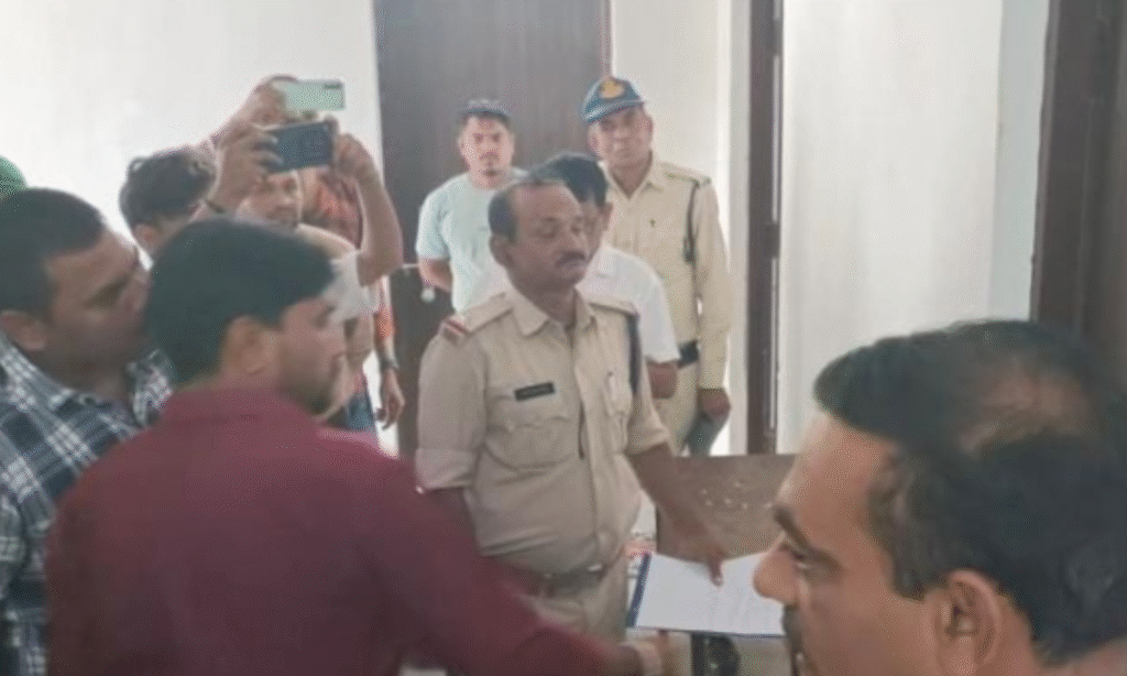 Jhabua : जनजातीय सीनियर बालक छात्रावास में छात्र की मौत से मचा हड़कंप