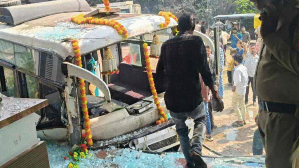 Omkareshwa News : श्रद्धालुओं से भरी बस होटल से टकराई, 25 से ज्यादा घायल