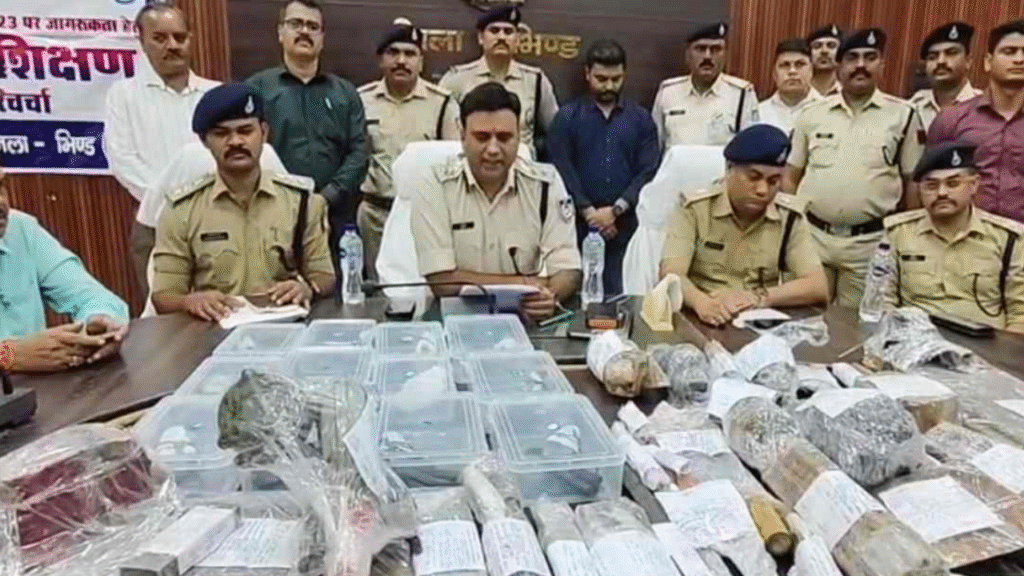 Bhind News : हथियार तस्कर गिरोह का भांडाफोड़, 12 देशी कट्टे व मशीनें जब्त