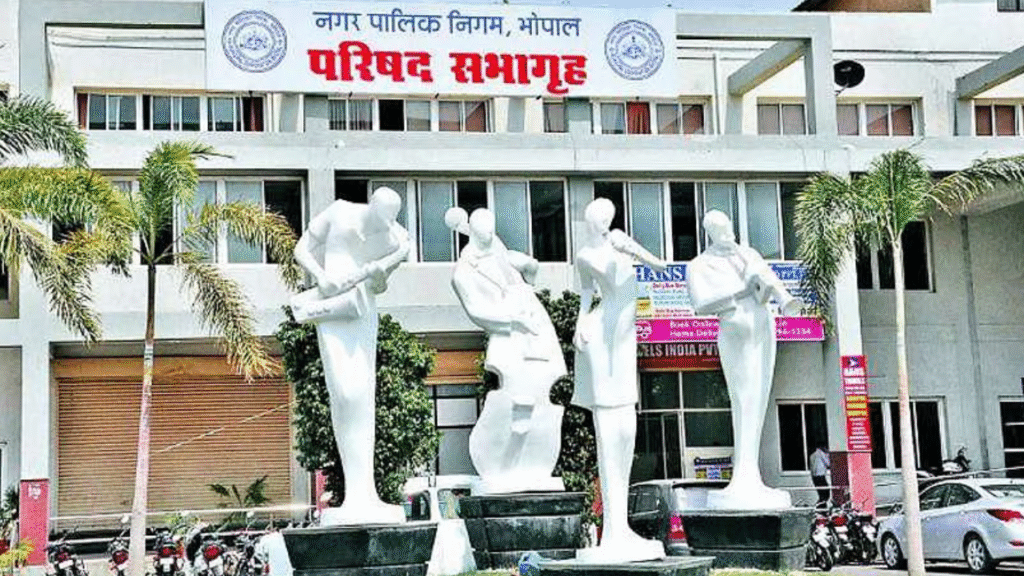 Bhopal News : बीएमसी मेयर-इन-काउंसिल में तनाव, कमिश्नर और सदस्यों के बीच फाइल में देरी को लेकर बहस