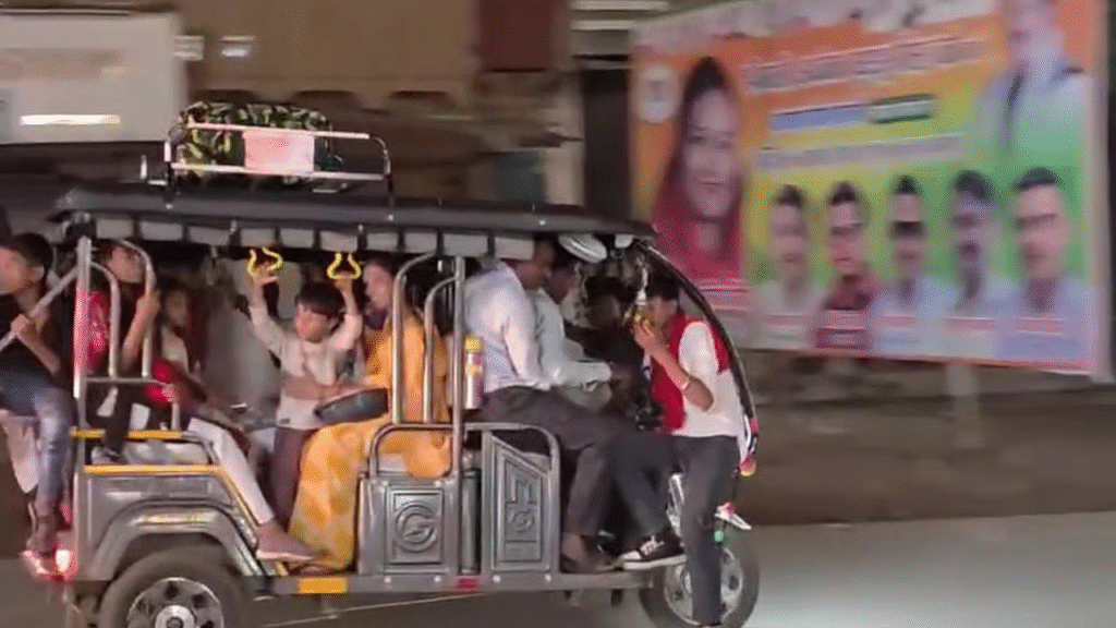 MP News : 6 सीटों वाले ई-रिक्शा में 20 यात्री, वीडियो देख चकरा जाएगा दिमाग