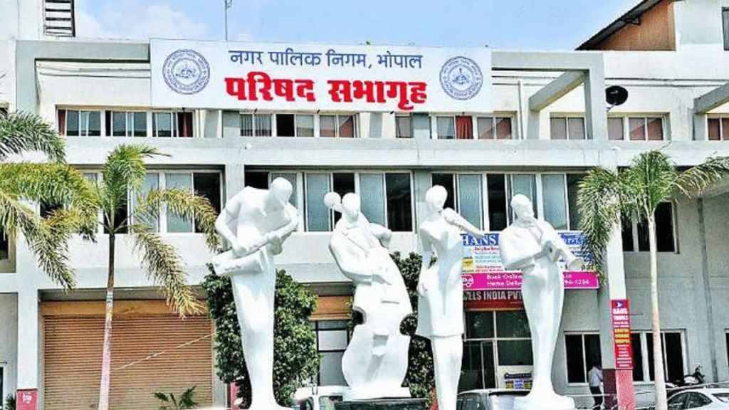 BMC परिषद की बैठक में प्रतिनियुक्ति और निविदाओं को लेकर भाजपा और कांग्रेस के बीच हंगामा