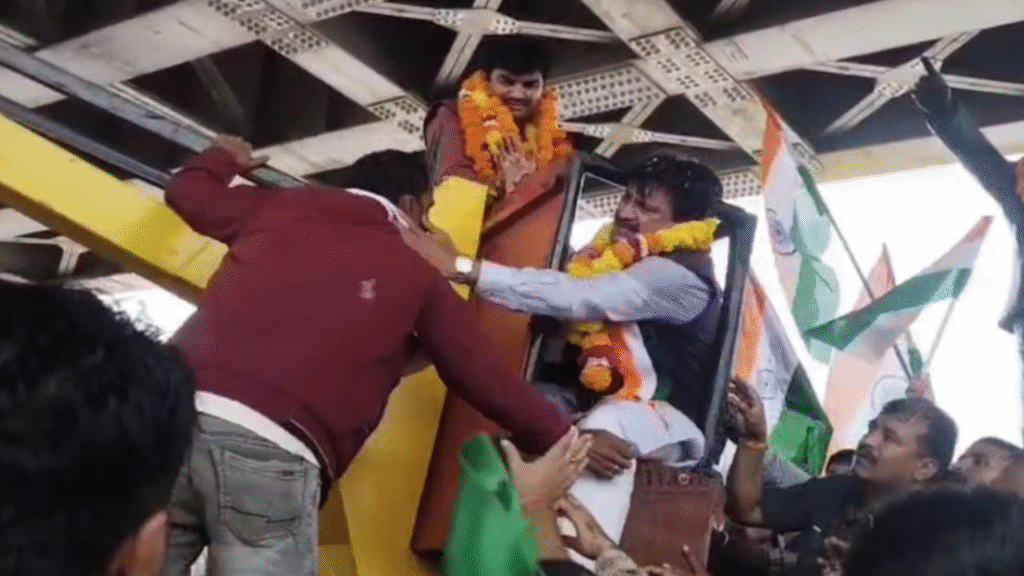 BJP MP Viral Video : अंबेडकर प्रतिमा माल्यार्पण के दौरान हवा में लटके भाजपा सांसद