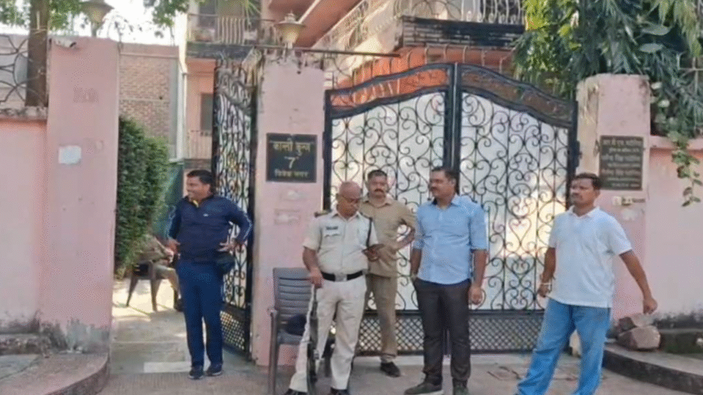Lokayukta Raid : रिटायर्ड आबकारी अधिकारी पर लोकायुक्त की छापेमारी