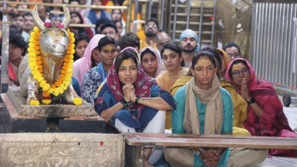 Baba Mahakal Mandir : जीत की कामना के साथ बाबा महाकाल के दर्शन को पहुंची भारतीय महिला क्रिकेट टीम