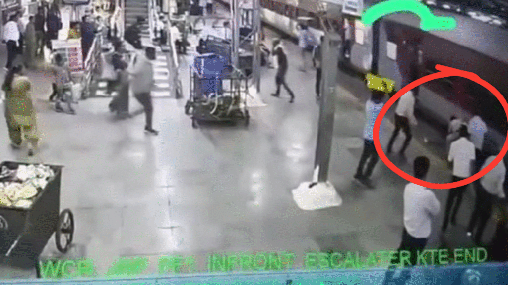 Jabalpur Viral Video : चलती ट्रेन में चढ़ने के लिए दौड़ा यात्री