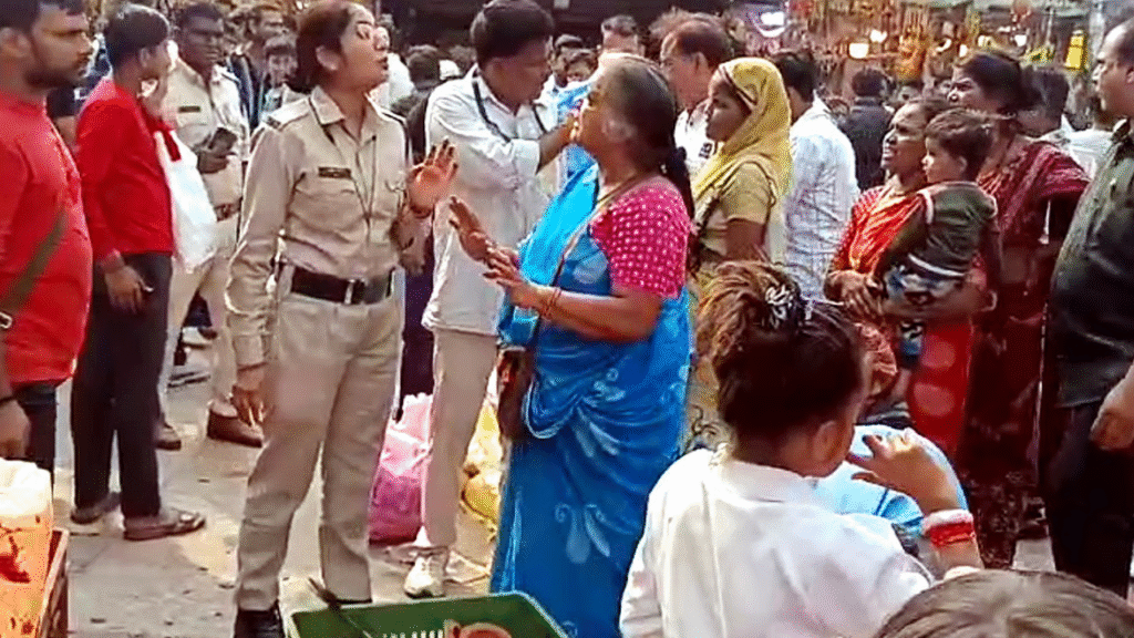 Diwali News : इंदौर - भोपाल में विरोधाभास, एक शहर में रेहड़ी-पटरी वालों को अनुमति, दूसरे में बेदखली