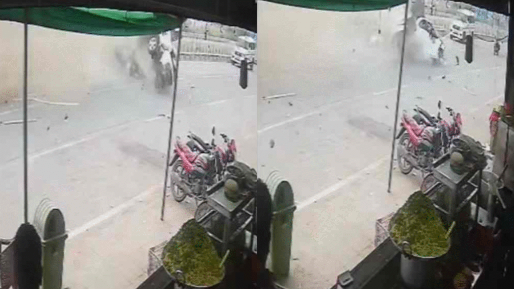 Bhopal Accident : भोपाल में कार की डिवाइडर से टक्कर