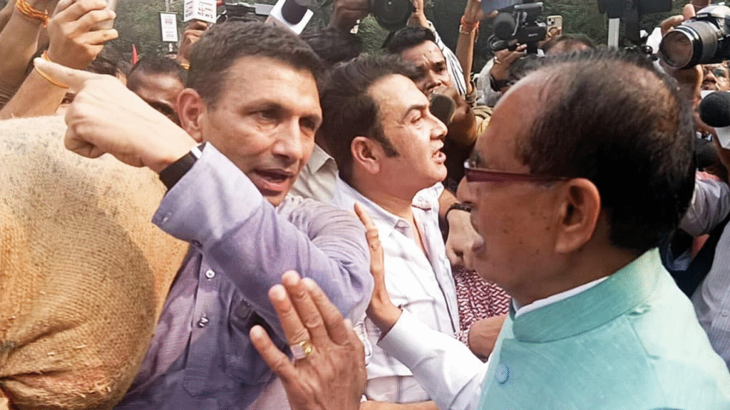 MP Viral Video : सोयाबीन किसान के लिए प्रदर्शन और ले आए गेहूं की बोरी - शिवराज सिंह चौहान ने जीतू पटवारी का उड़ाया मजाक