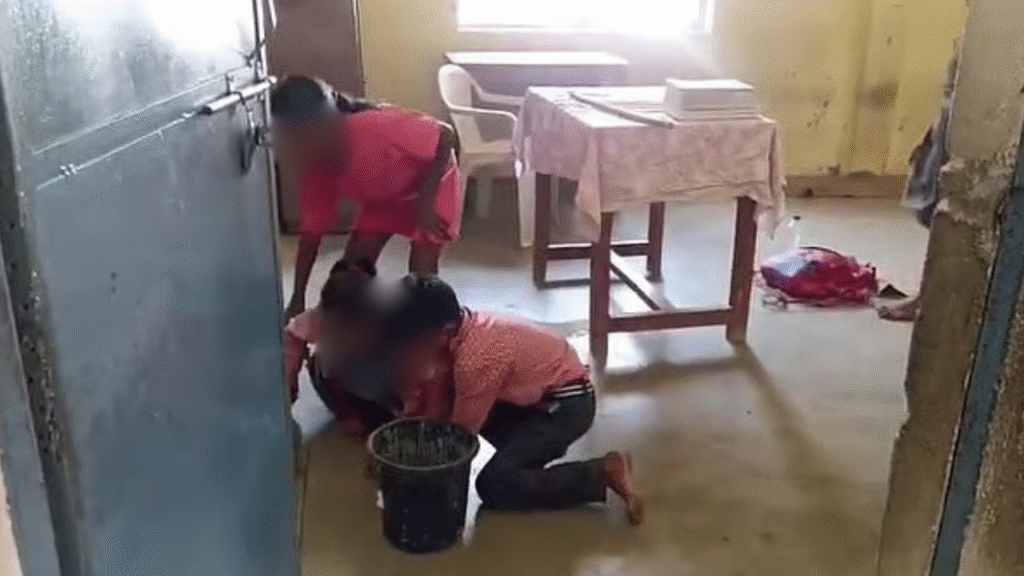 MP Viral Video : सरकारी स्कूल में पढ़ाई नहीं बच्चों से सफाई करवाते हैं