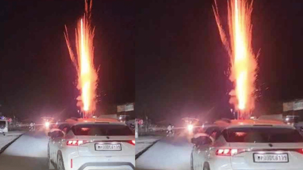 MP Viral Video : दीपावली पर खतरनाक स्टंट, चलती कार की छत पर फोड़े पटाखे