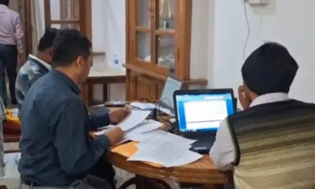 Lokayukta Raid : रिश्वत लेते हुए पटवारी हुआ ट्रेप, लोकायुक्त टीम ने ऐसे दबोचा