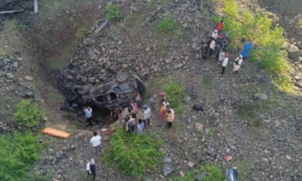 MP Accident News : दिल्ली-मुंबई एक्सप्रेसवे पर कार खाई में गिरी, 5 की मौत