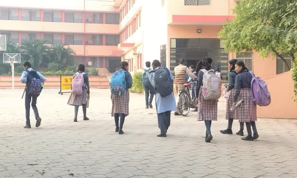 School Timings Changed : एमपी में कड़ाके की ठंड के बाद बदला स्कूलों का टाइम