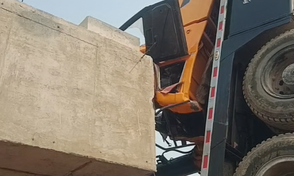 MP News : छतरपुर में हादसा, ओवरब्रिज साइट पर 70 टन का गर्डर गिरा