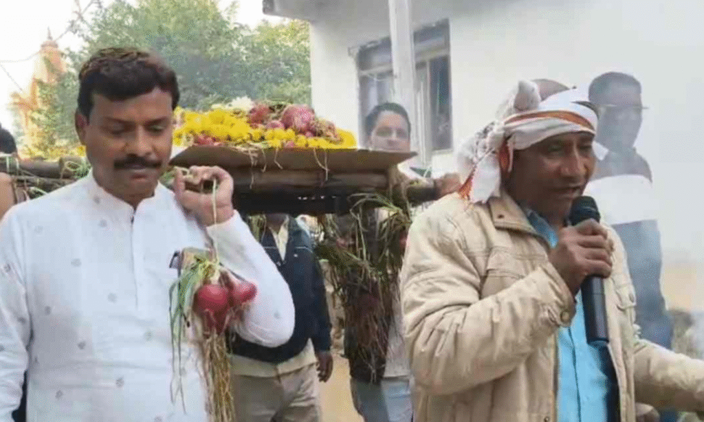 MP News : किसानों का अनोखा प्रदर्शन, प्याज की अर्थी सजाकर निकाली अंतिम यात्रा