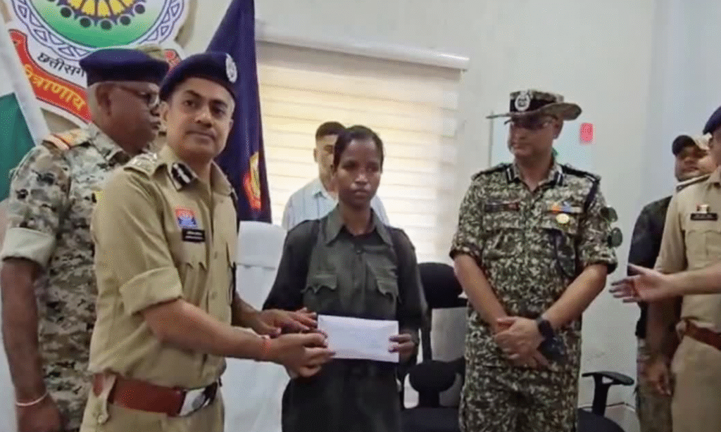 Balaghat News : नक्सलियों को बड़ा झटका, 20 लाख के इनामी नक्सली दंपत्ति ने किया सरेंडर