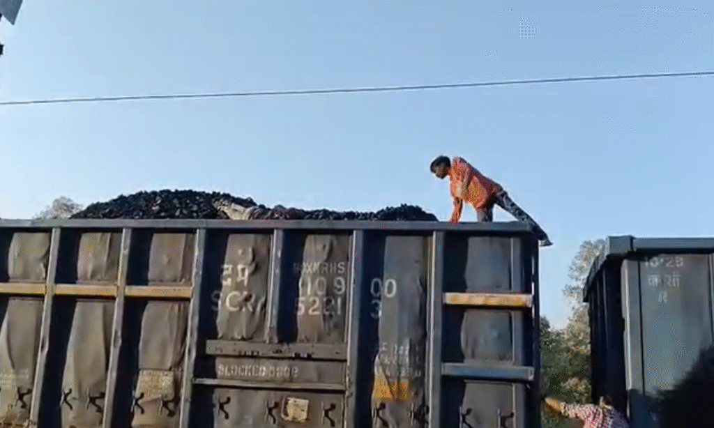 अनूपपुर : कोयला चोरी के लिए मालगाड़ी पर चढ़ा युवक, हाईटेंशन लाइन की चपेट में आकर मौत