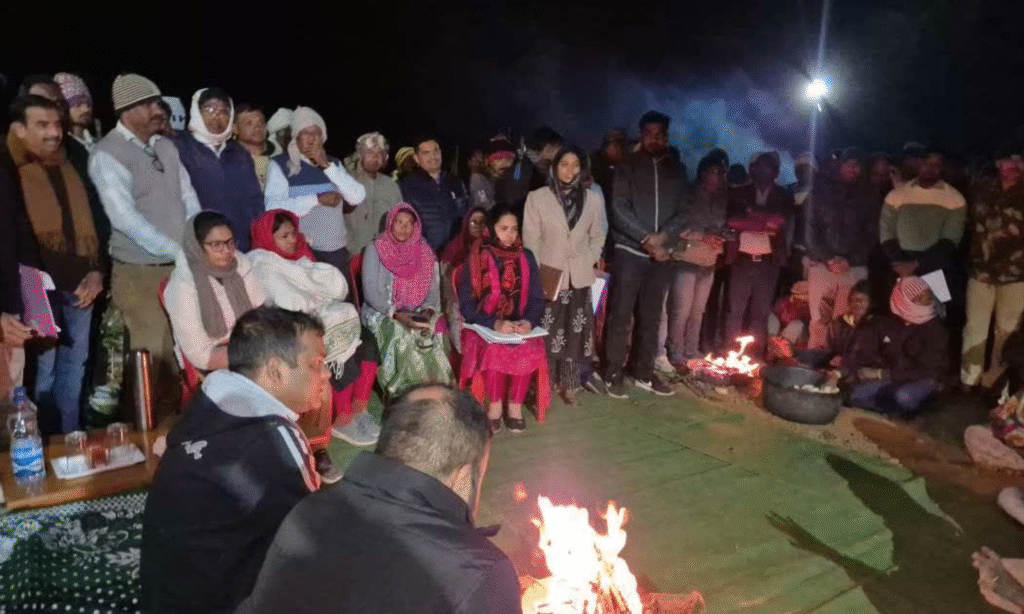 Chhindwara News : अचानक आदिवासियों के बीच पहुंचे कलेक्टर, लोगों की सुनी समस्याएं