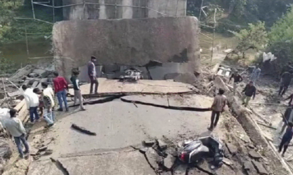 MP Big News : एमपी में बड़ा हादसा, अचानक ढहा 35 साल पुराना नयागांव पुल, 10 घायल