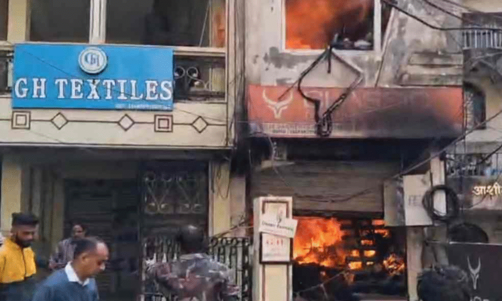 Jabalpur News : गारमेंट गोदाम में भीषण आग