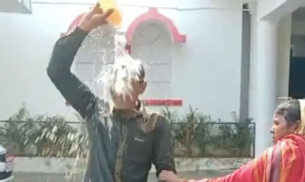 Katni News : जनसुनवाई के दौरान मजदूर ने किया आत्मदाह का प्रयास