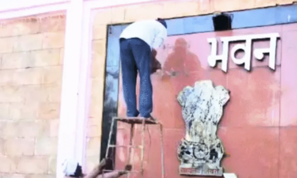 Raj Bhavan Renamed : MP में ‘राजभवन’ का नाम बदला, पुरानी पट्टिका हटी