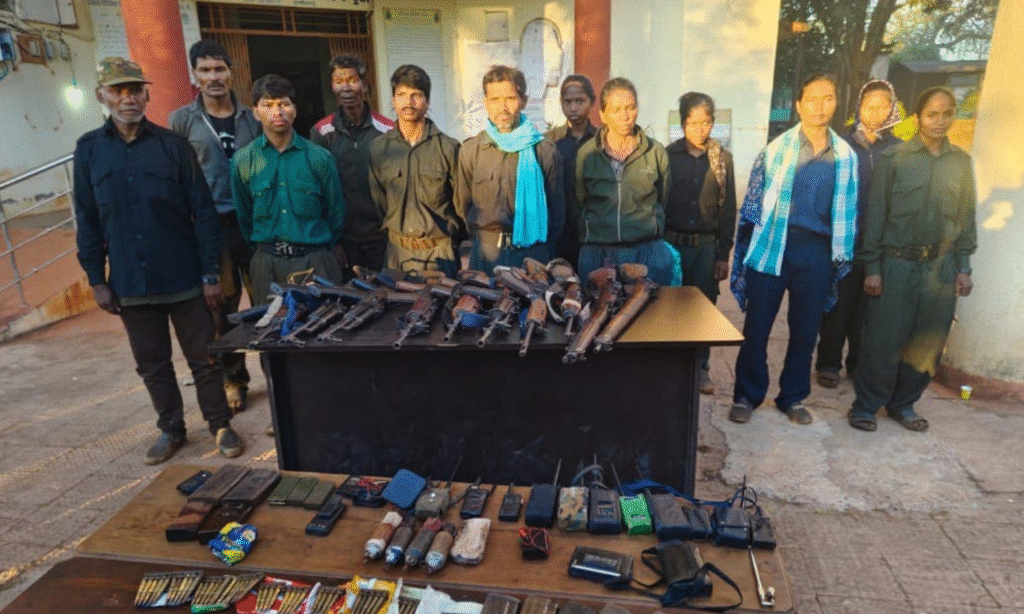 MP Naxal Surrender : 1 करोड़ के इनामी रामधेर मज्जी सहित 12 माओवादियों का सरेंडर