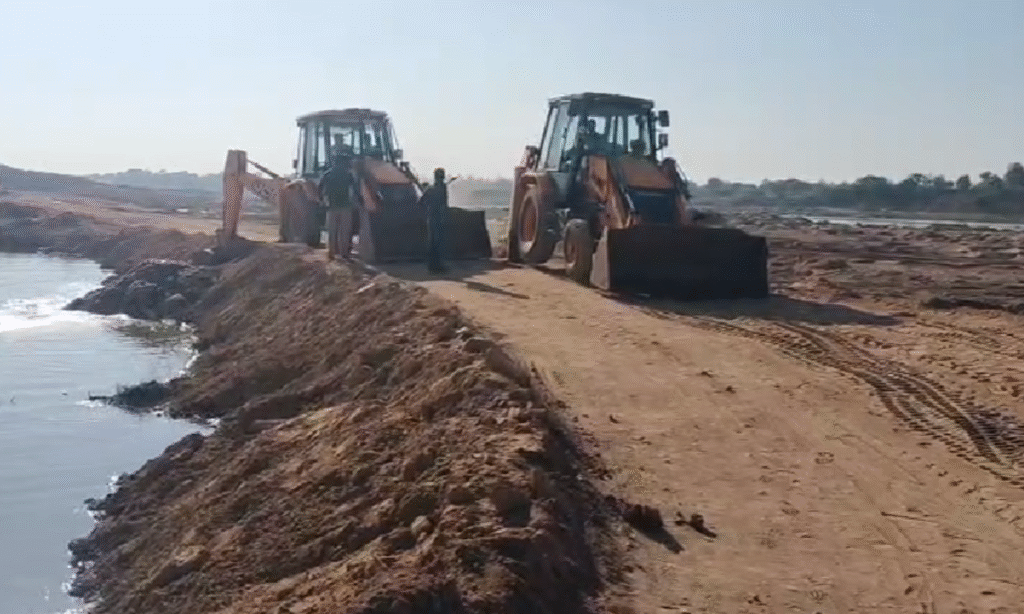 MP Sand Mining : रेत के कारोबार का काला खेल, महाराष्ट्र के ठेकेदार चुरा रहे एमपी की रेत