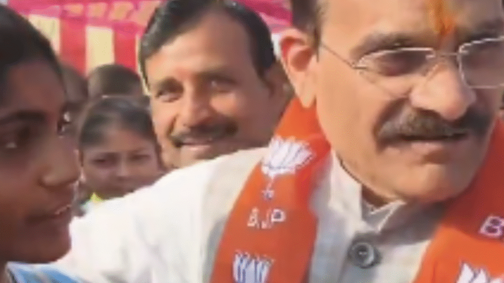 MP News : 'हमारे पास फालतू टाइम है क्या?' छतरपुर में इवेंट में देर से आने पर स्टूडेंट ने VD शर्मा को डांटा